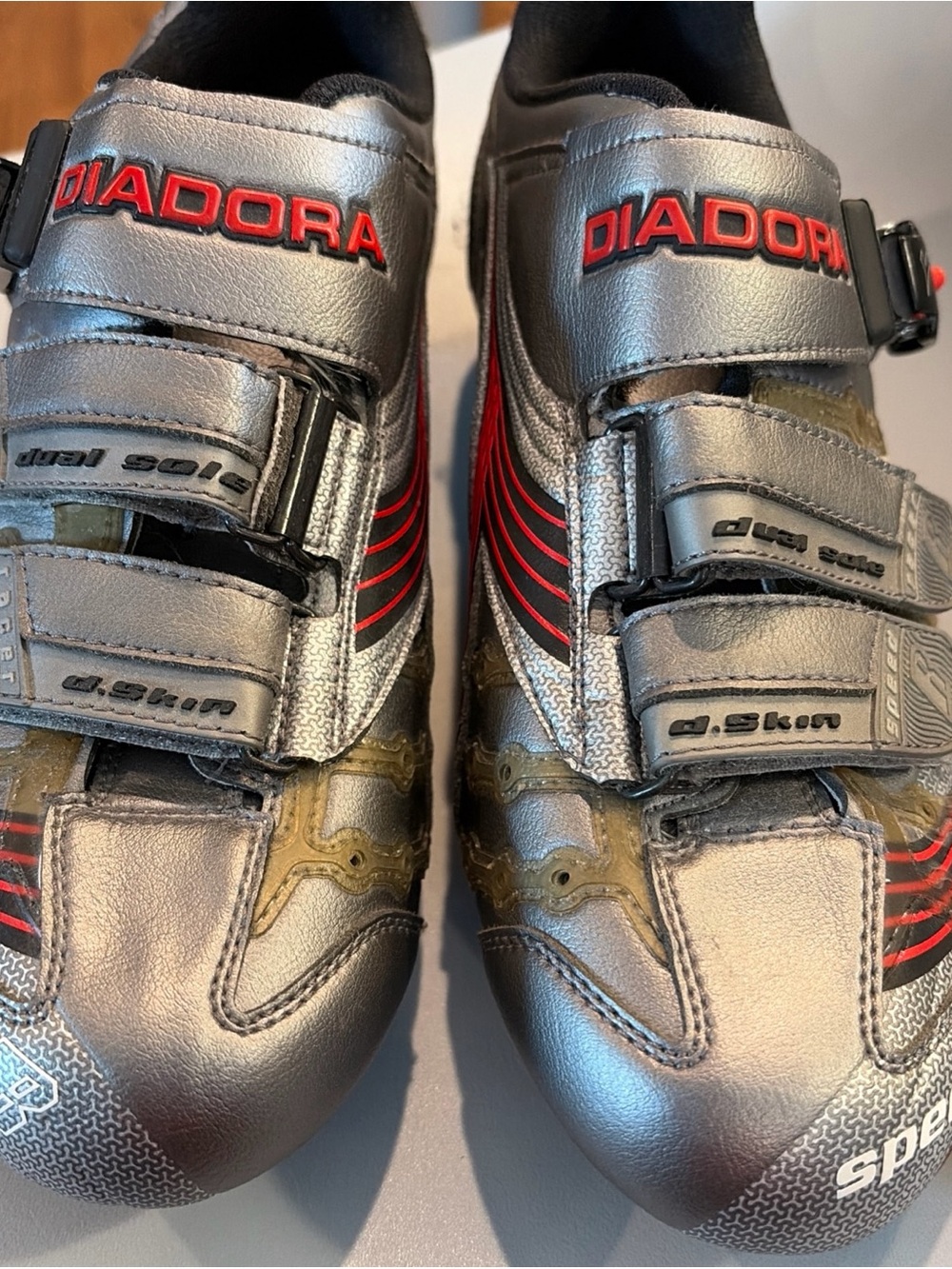 Diadora Mens size 8 Silver and Red Cycling Sneakers